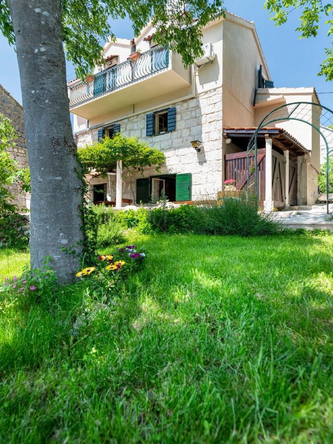 Authentic Stone House Lola Ferienhaus *