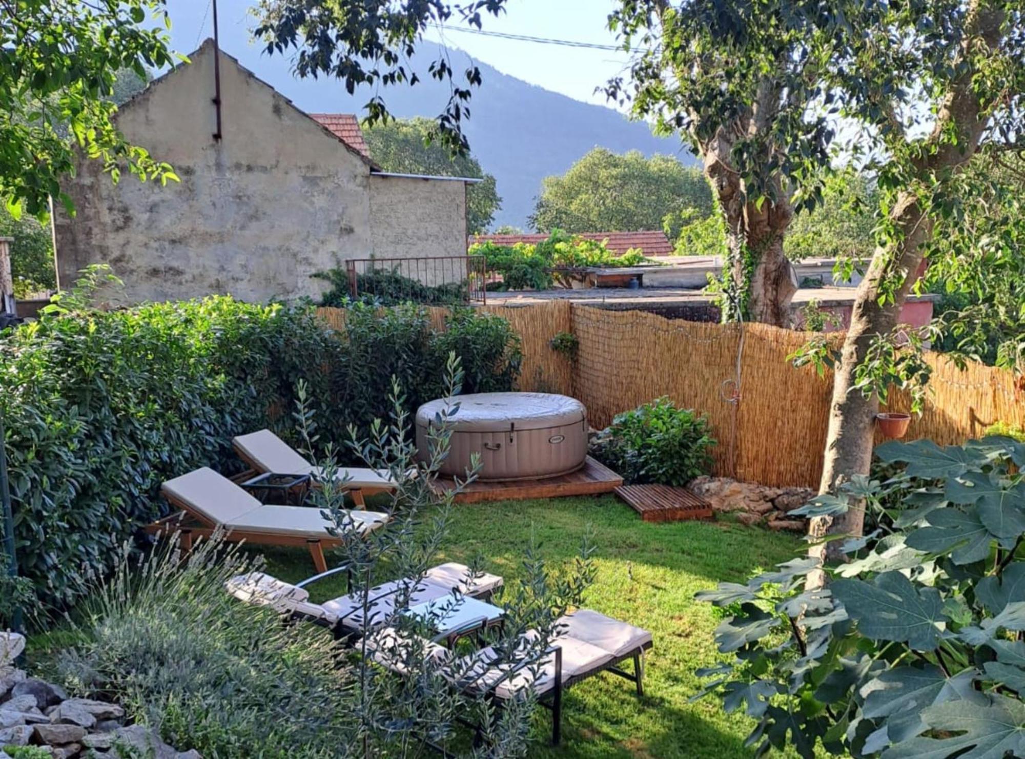 Authentic Stone House Lola *
