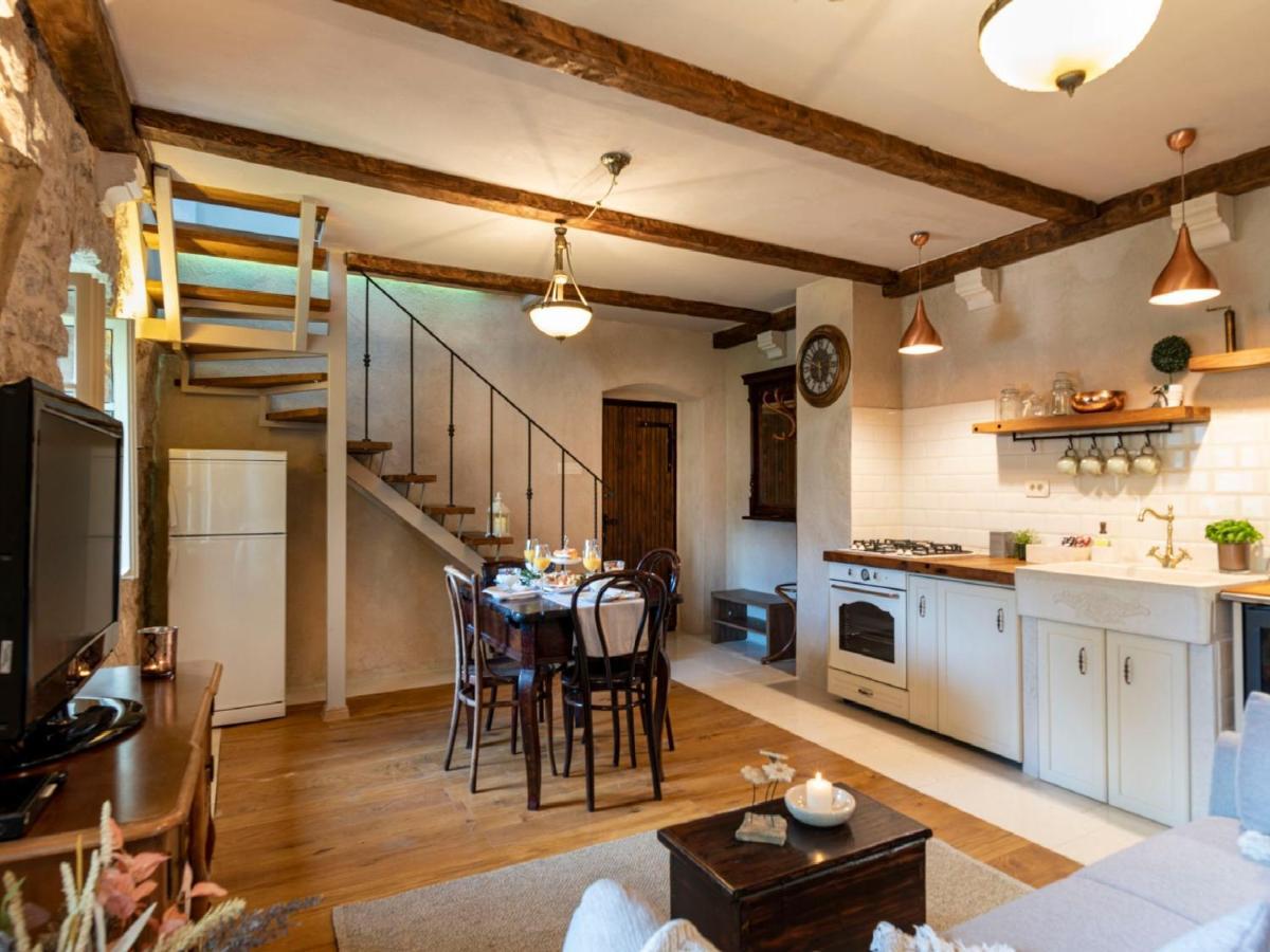 Authentic Stone House Lola *